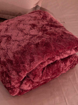 StudioHMK - Red Fur Ac Room 300 Gsm Double Bed Comforter