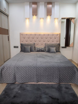 StudioHMK - Quilted Velvet Double Bedcover with 2 Pillow Covers and 2 Cushion Covers, 1 Highlighter