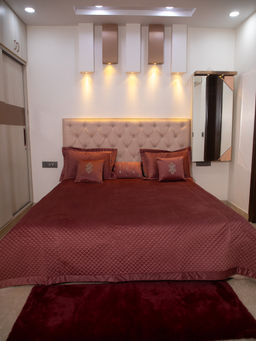 StudioHMK - Quilted Velvet Double Bedcover with 2 Pillow Covers and 2 Cushion Covers, 1 Highlighter