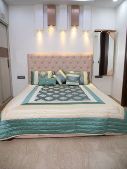 StudioHMK - Cotton Double Bedcover with 2 Pillow Covers and 2 Cushion Covers, 1 Highlighter