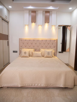 StudioHMK - Quilted Velvet Double Bedcover with 2 Pillow Covers and 2 Cushion Covers, 1 Highlighter