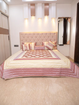 StudioHMK - Purple Cotton Double Bedcover with 2 Pillow Covers and 2 Cushion Covers, 1 Highlighter