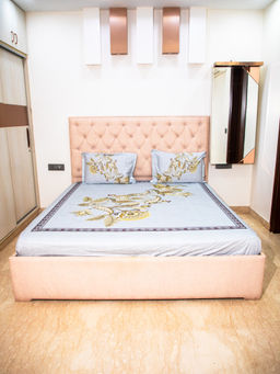 StudioHMK - Light Grey 100% Cotton Floral Print Bedsheet with Pillow Covers (King)