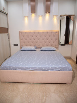 StudioHMK - Grey Wish Leaf Print 100% Cotton King Bedsheet with Pillow Covers