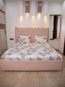 StudioHMK - Off White Leaf Print 100% Cotton King Bedsheet with Pillow Covers