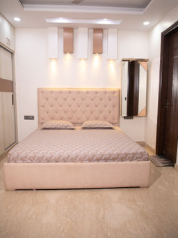 StudioHMK - Tan Base Geometrical Pattern 100% Cotton King Bedsheet with Pillow Covers