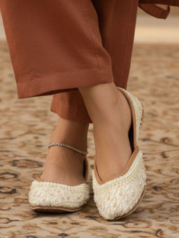 Desi Colour - Women Nyra White Juttis