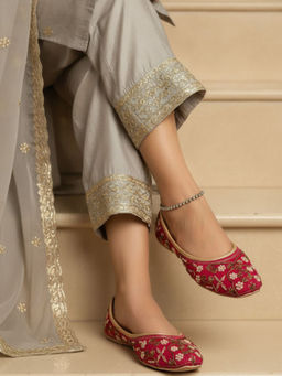 Desi Colour - Women Rosette Pink Juttis