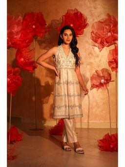 SWATHI VELDANDI - Elegant Ivory Embroided Kurta with Pant (Set of 2)