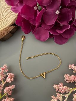 Digital Dress Room - Letter V Name Bracelet Rakhi