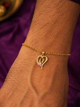 Digital Dress Room - Q Letter Heart Bracelet Rakhi