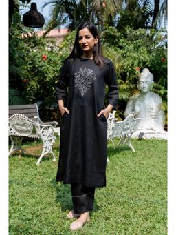 SIARA WOMEN - Black Linen Embroidered Kurta and Pant