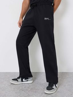Styli - Men Black Minimal Pocket Print Open Hem Relaxed Fit Trackpant