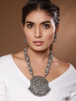 Aatmana - Silver-Plated Artificial Stone Studded And Beaded Textured Jewellery Set