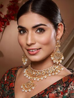 Aatmana - Gold Plated Kundan Studded And Faux Pearl Beaded Choker Jewellery Set With Maangtikka