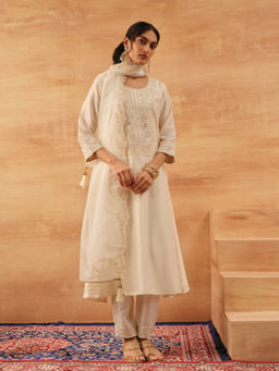 ISHIN - Women Off White Silk Blend Kurta with Pant & Dupatta