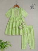 Green color option, Sold out, Currently selected