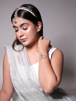 Label Pooja Rohra - White Suhani Headband with Mangtika