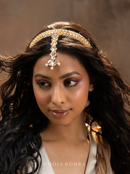Label Pooja Rohra - Gold Dia Headband with Mangtika