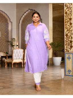 Desi Noor - Plus Size Lavender Aari Embroidered Kurta And Pant