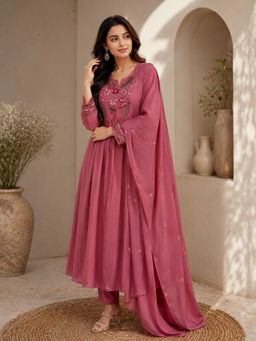Vastramyaa - Women's Pure Cotton Floral Print Baby Pink Kurta With Pant & Dupatta