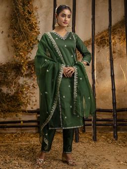 VredeVogel - Women Green Silk Blend Embroidered Kurta with Pant and Dupatta
