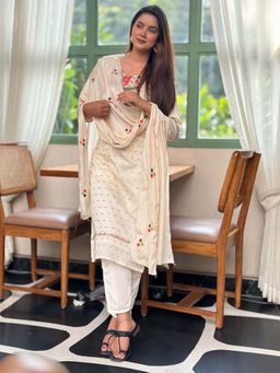 VredeVogel - Womens White Kurta with Pant and Dupatta