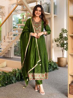 VredeVogel - Womens Green Kurta with Pant and Dupatta