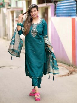 VredeVogel - Women Green Kurta with Pant and Dupatta