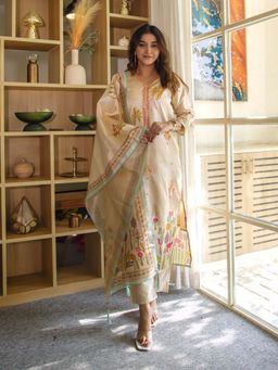 VredeVogel - Women Cream Kurta with Pant and Dupatta