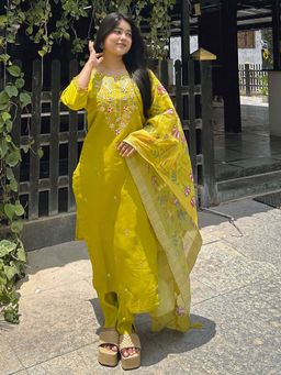 VredeVogel - Green Women Kurta with Pant and Dupatta