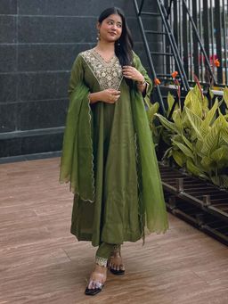 VredeVogel - Olive Women Kurta with Pant and Dupatta