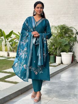 VredeVogel - Women Teal Silk Blend Embroidered Kurta with Pant and Dupatta
