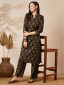 Black color option, Sold out, Currently selected