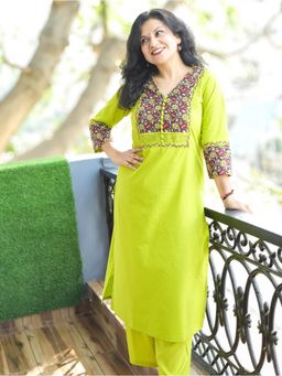 DESI SANDOOK - Women Green Potli Button Floral Printed Yoke Kurta