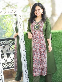 DESI SANDOOK - Women Green V Neck with Mirror Paisley Printed Panel Style Kurti