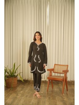 ONEWE INDIA - Women Deep Black Muslin Embroidered Kurta and Pant