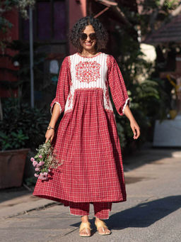 Suta - Women Maroon Checks Kurta with Pant