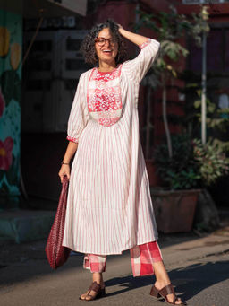 Suta - Women White Stripes Kurta with Pant