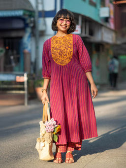 Suta - Women Magenta Floral Kurta with Pant