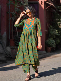 Suta - Women Green Embroidered Kurta with Pant