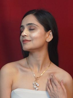 Niscka - 24K Gold-Plated Interlock Snake Chain and White Faux Pearls Necklace