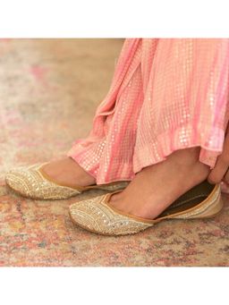 Coral Haze - Women Beige Chamak Juttis