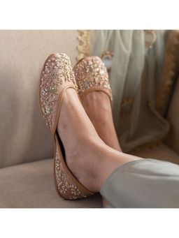 Coral Haze - Gulzar Women Beige Juttis