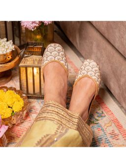 Coral Haze - Women White Aarambh Juttis