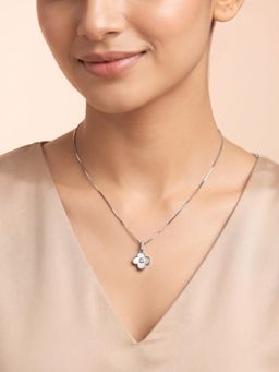 925 SILLER - Radiant Four-Leaf Pearl Necklace