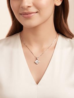 925 SILLER - Radiant Four-Leaf Pearl Necklace