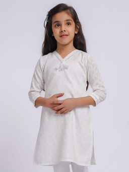 Vastramay - Girls Cotton Three Fourth Sleeves V Neck Kurta