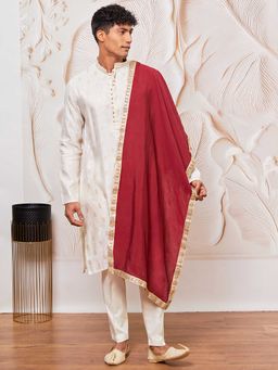 Vastramay - Men Cream Jacquard Zari Kurta With Viscose Pyjama & Maroon Border Dupatta