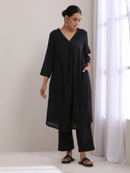 trueBrowns - Black Dobby Flared Slit Kurta Pant (Set of 2)